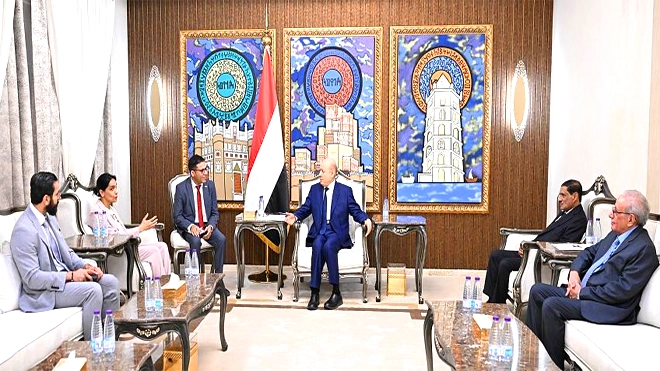 العليمي يطالب بضغوط دولية لتقويض اقتصاد الحرب في اليمن